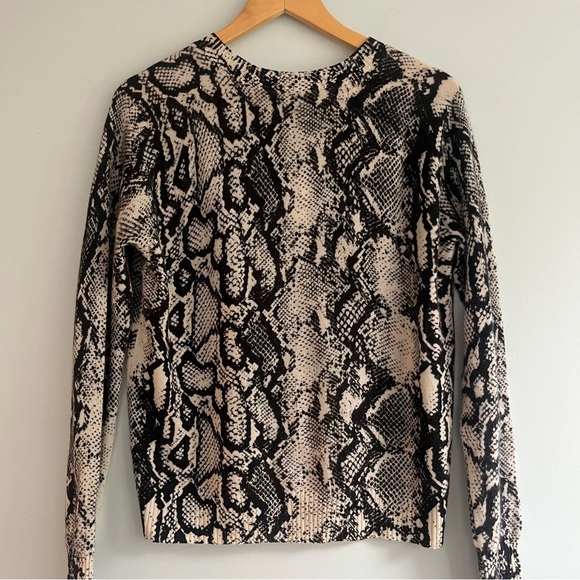 Aqua 100% Cashmere Snakeskin Print Crewneck Sweater Size Medium NWT - Picture 8 of 10